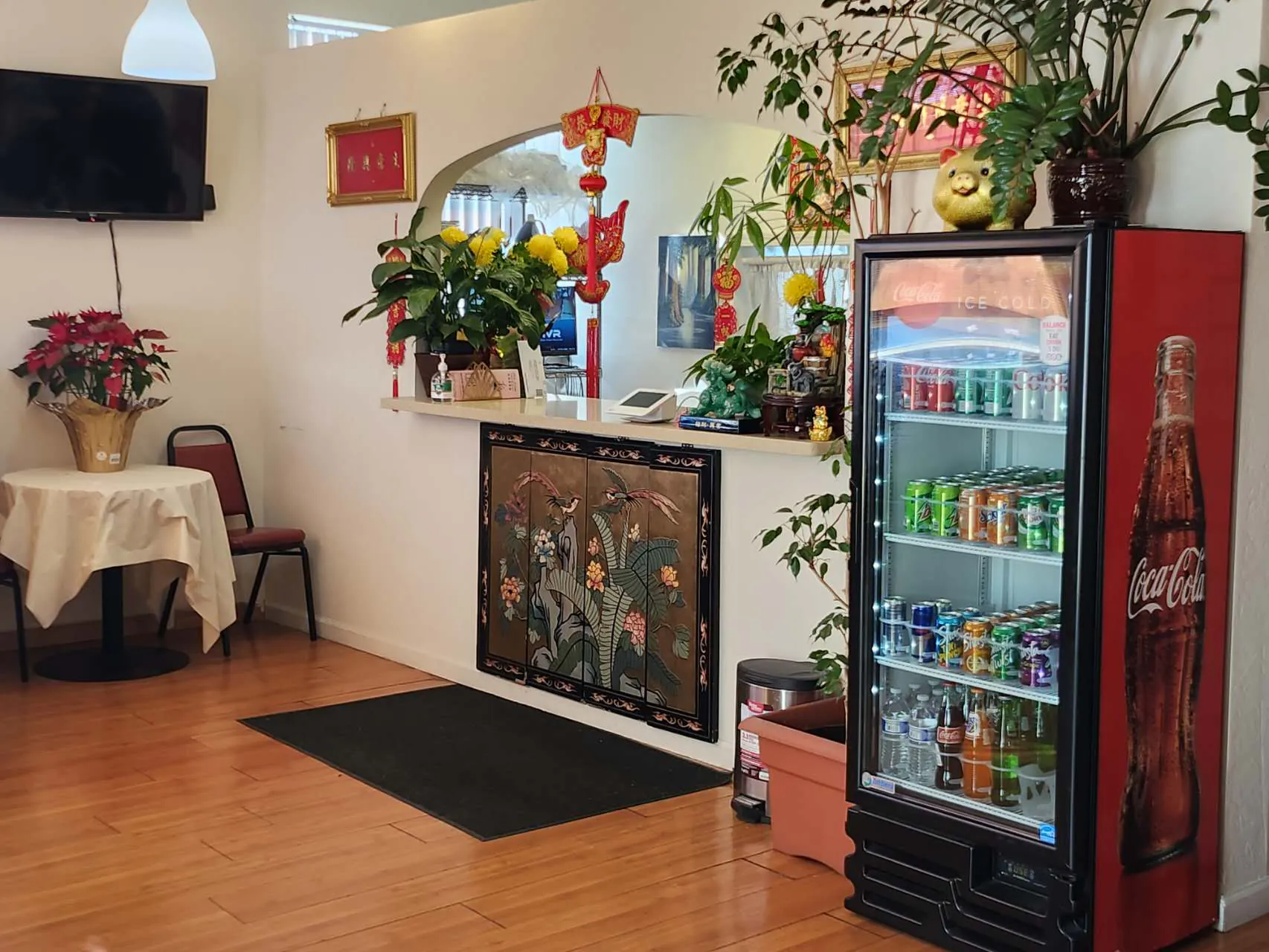 Welcoming front counter of the cozy eatery at New Ocean Restaurant, a Chinese Restaurant in Newark